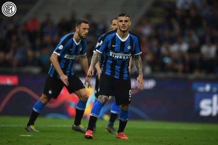 在直播镜头前被弗拉门戈球迷暴力扯头发，女记者发文呼吁尊重（直播中遭弗拉门戈球迷粗暴揪发，女记者发声呼吁尊重）