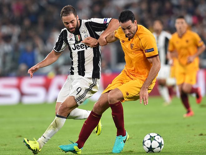 豪取16连胜，孔帕尼在客胜巴黎后与球员一同庆祝胜利（做客巴黎告捷，孔帕尼率队同庆，豪取16连胜）