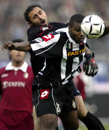 詹姆斯末节连得10分+致命抢断，湖人112-108险胜76人，40岁传奇再创历史纪录（40岁詹姆斯末节连拿10分+关键抢断，助湖人112-108险胜76人，再刷历史纪录）