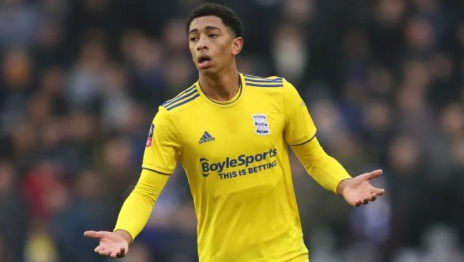 收到国足纪念球衣，尹鸿博：感谢祖国，为国出战是最大骄傲（获赠国足纪念球衣，尹鸿博致谢祖国：为国而战最荣耀）