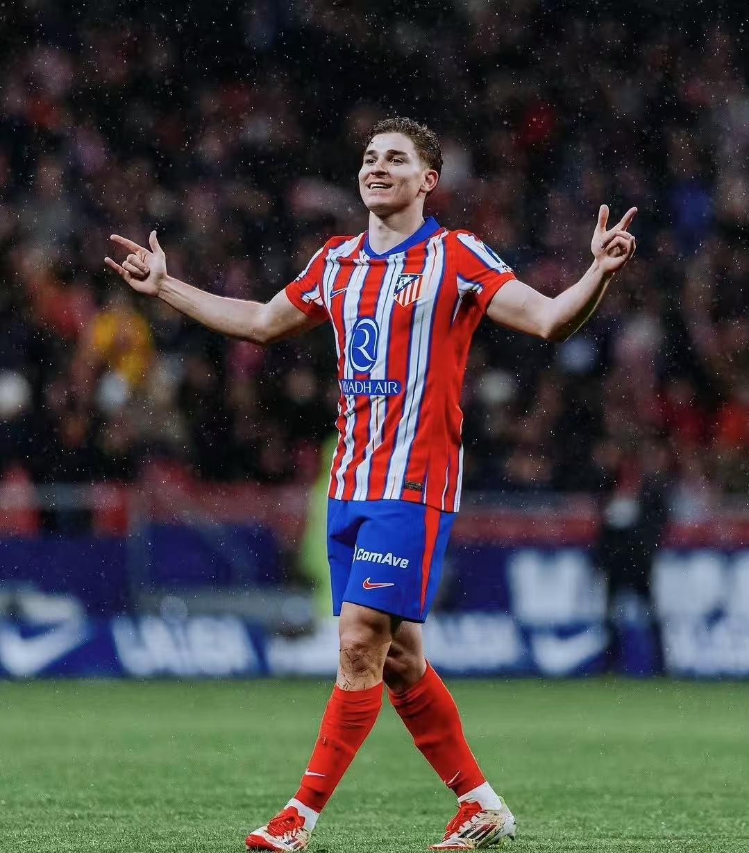 消息人士透露，拜仁对从曼联挖角充满信心，双方已就一月份的重磅交易展开谈判。（知情人士称拜仁有信心从曼联引援，一月重磅交易谈判已开启）