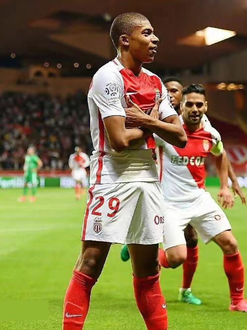 库里赛前训练身穿哈登10代球鞋（库里赛前热身上脚哈登10代球鞋）