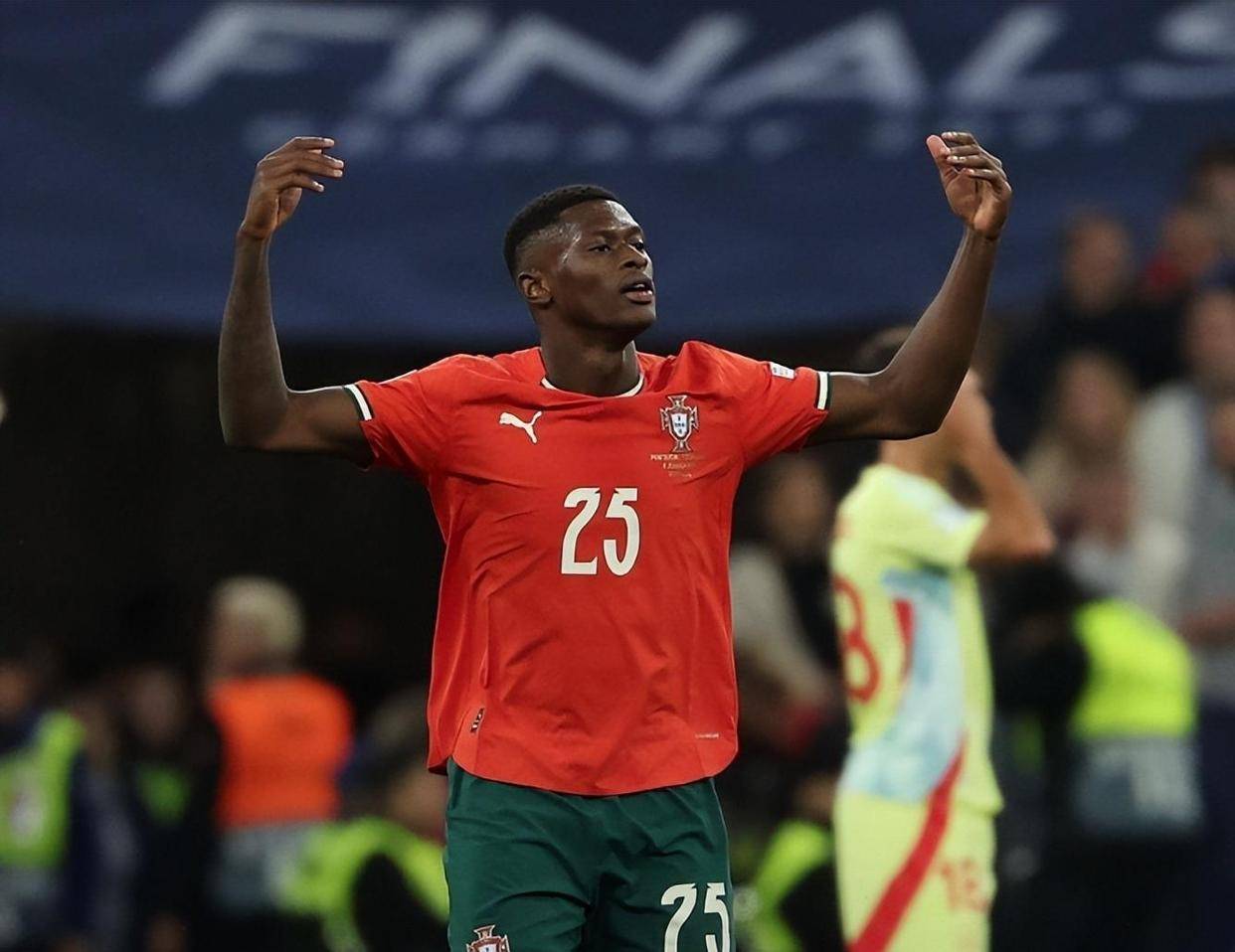 杜兰特生涯投进2223记三分，超越克劳福德升至历史第十二位（杜兰特生涯三分命中数达2223，超越克劳福德升至历史第12位）