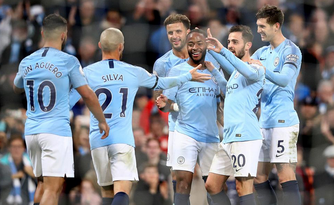 球星赛后向看台深深鞠躬（赛后球星面向看台致以深深一礼）